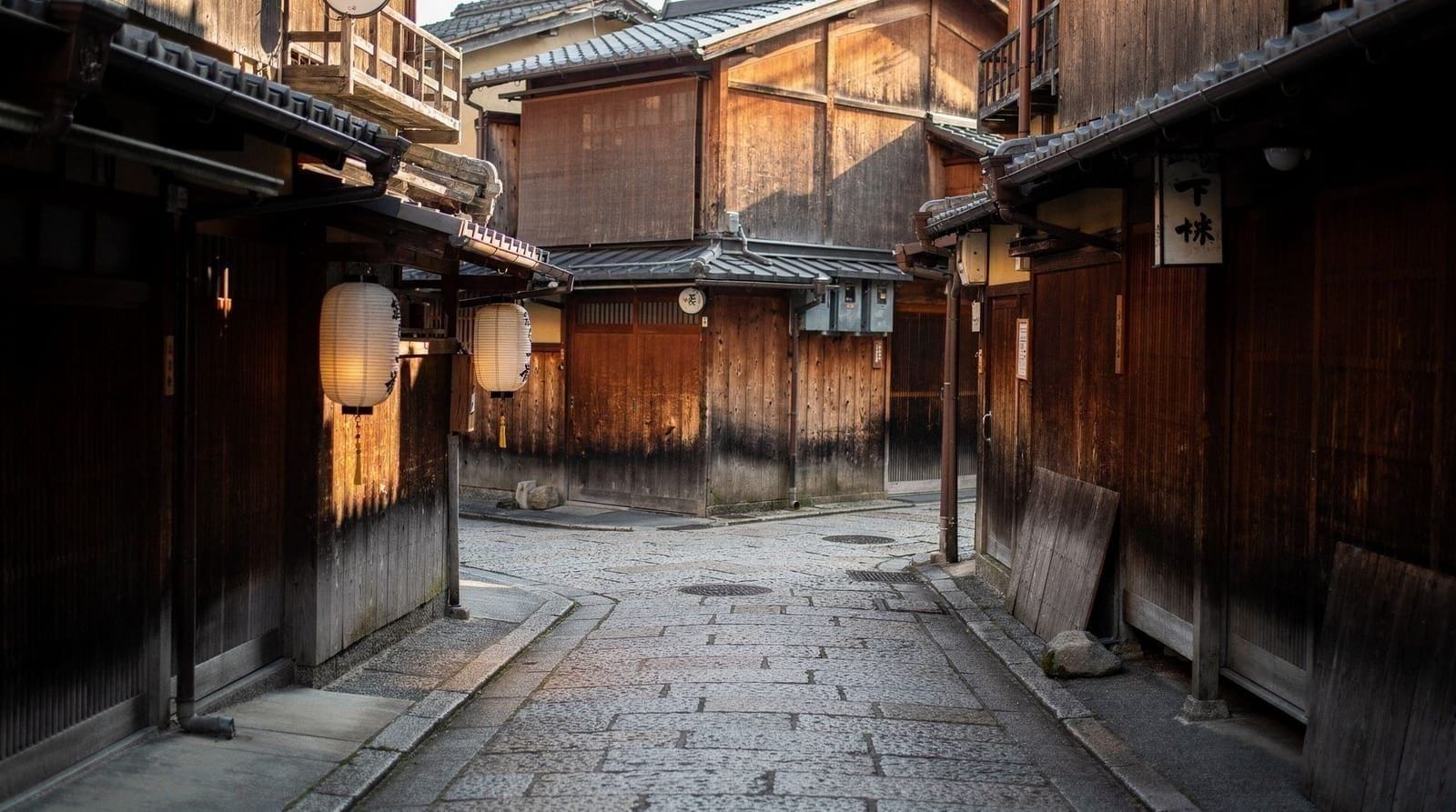 Gion district guide — How Gion actually works as a living geisha district — the geiko/maiko system, te